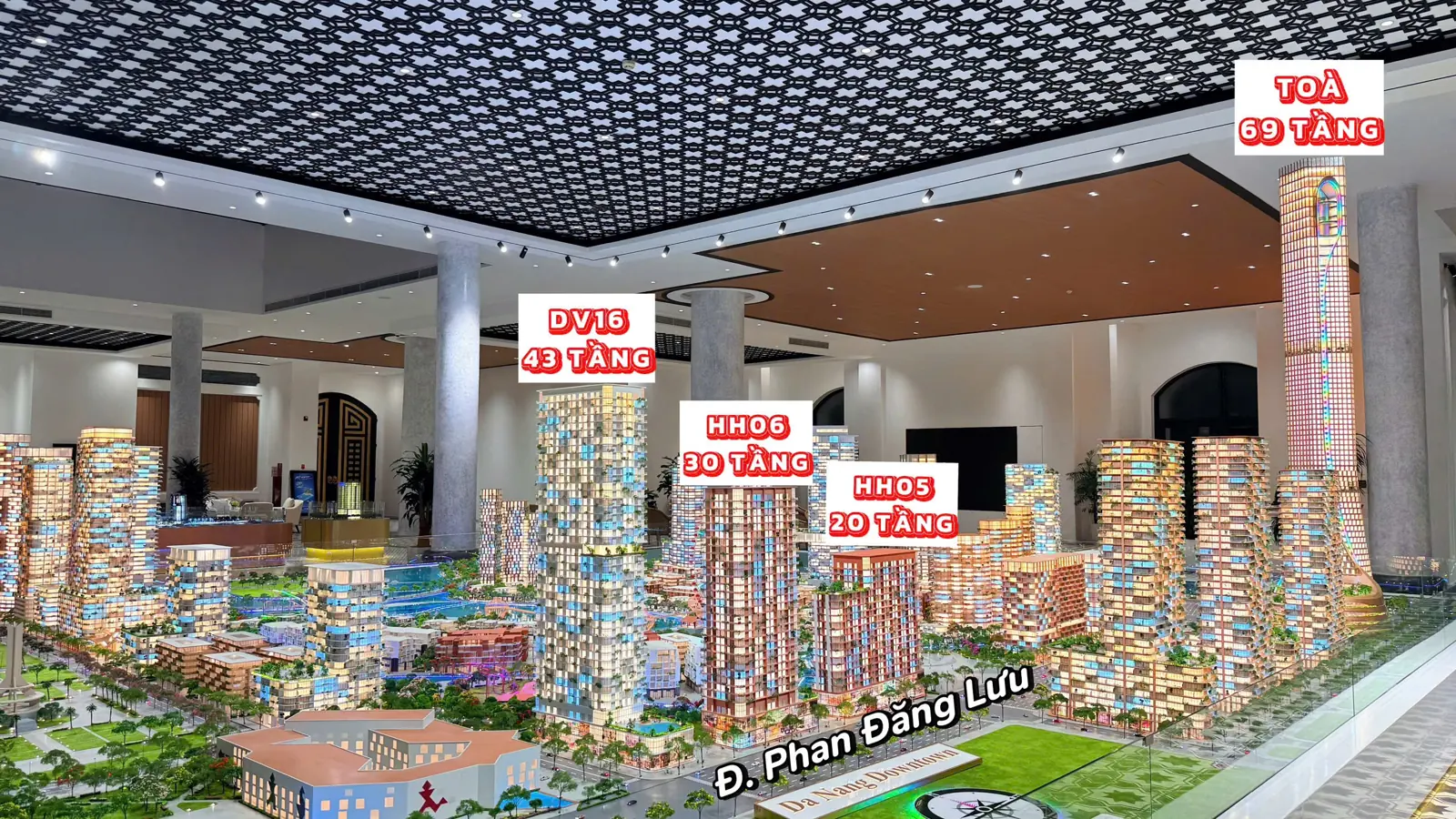 Sa bàn Đà Nẵng Downtown tại văn phòng nhà mẫu