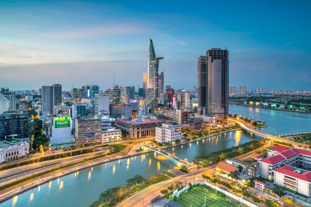 Toàn cảnh trung tâm TP. Hồ Chí Minh bên sông Sài Gòn lúc lên đèn